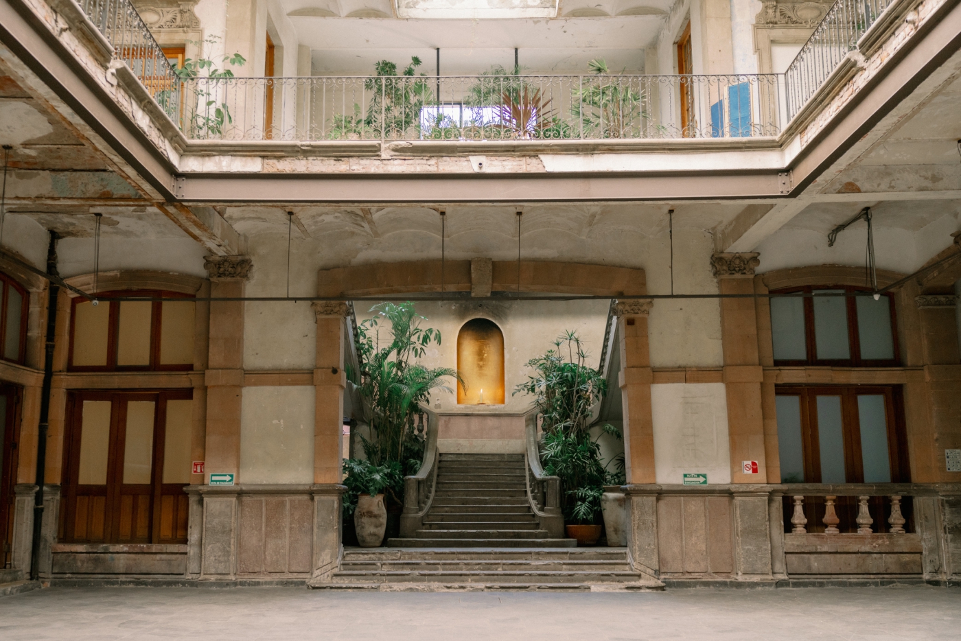 A historic indoor courtyard with a balcony at Proyectos Públicos