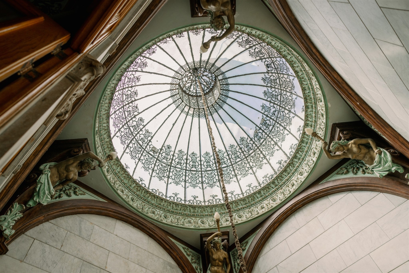 A large, domed skylight with iron details at Palacio Metropolitano