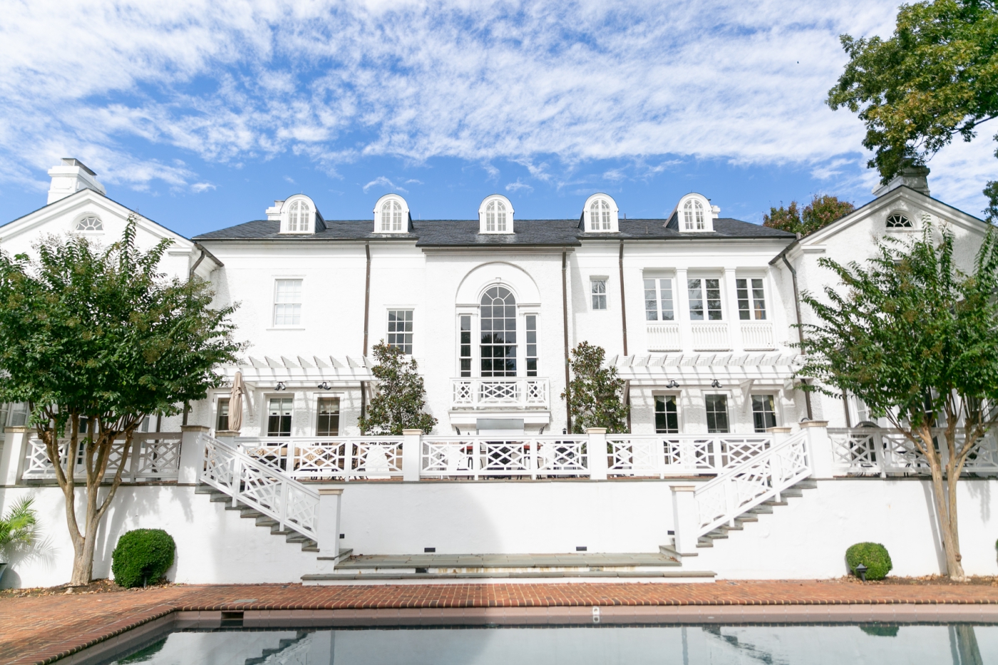 The back of Keswick Vineyards estate, with a pool and red brick patio
